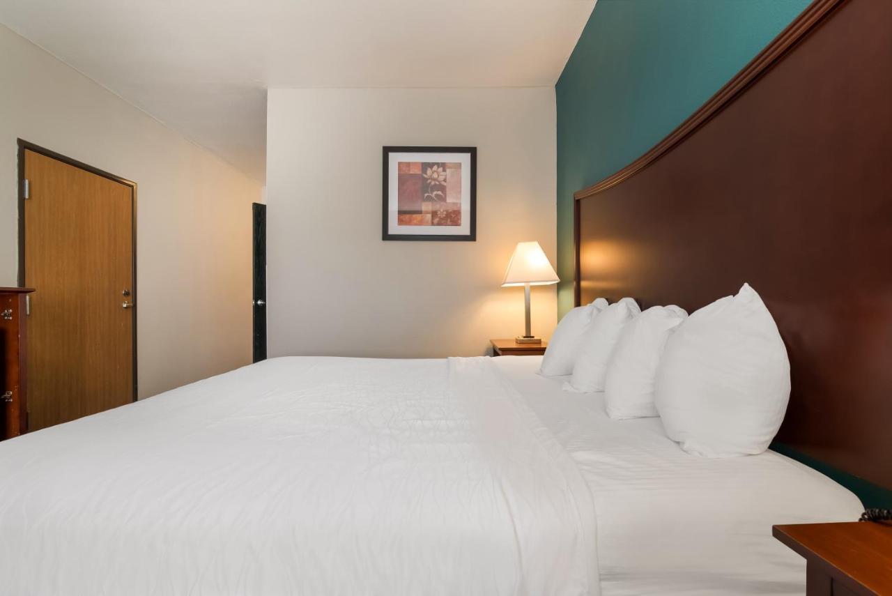 Surestay Plus Hotel By Best Western Topeka Exterior photo