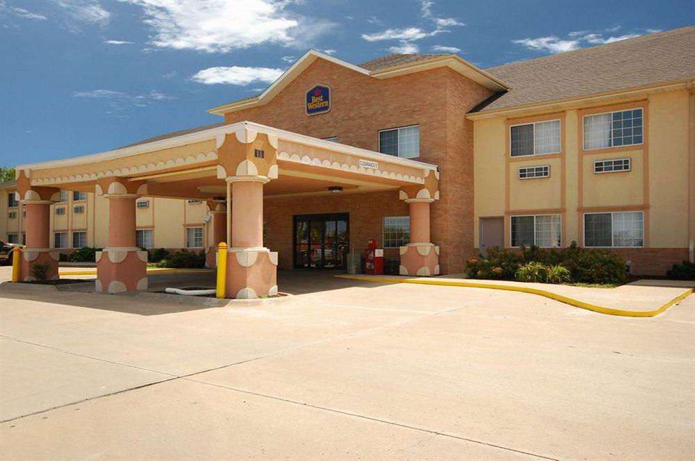 Surestay Plus Hotel By Best Western Topeka Exterior photo